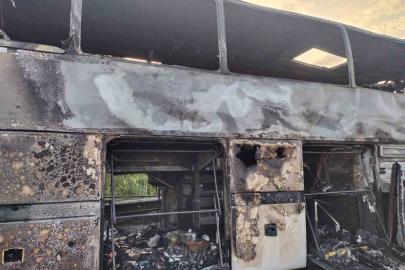 İzmir’den İstanbul’a geziye gelen tur otobüsü alev alev yandı