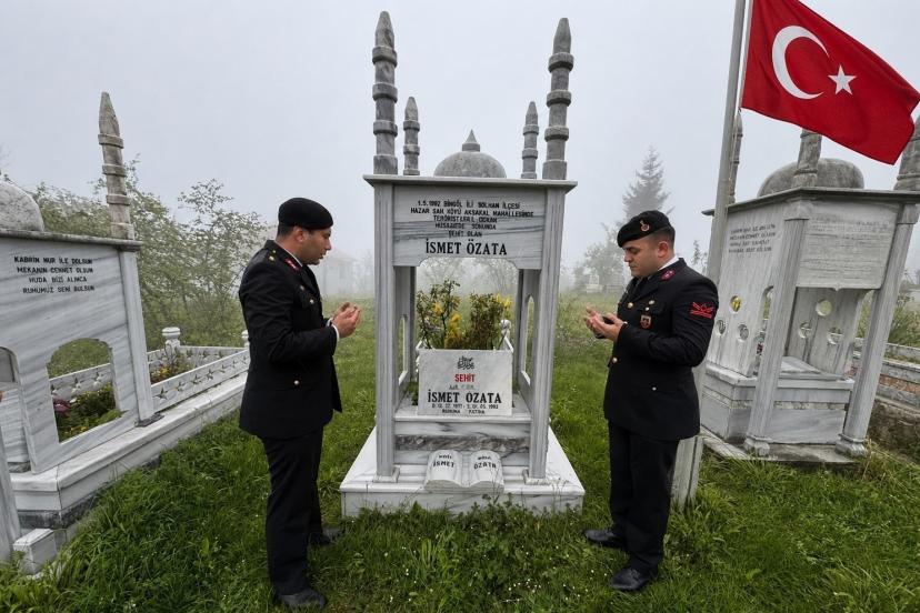 Jandarma şehit Özata kabri başında anıldı