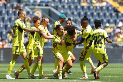 Kadın Futbol Süper Ligi’nde şampiyon olan Fenerbahçe, Ünye’yi 8-0 yendi