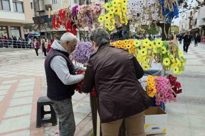 Kakava coşkusu renkli taçlar ile şimdiden sokaklarda