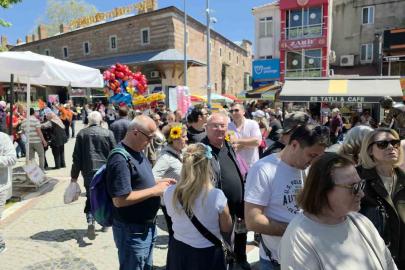 Kakava şenlikleri için gelen turistler ciğercilerde kuyruk oluşturdu