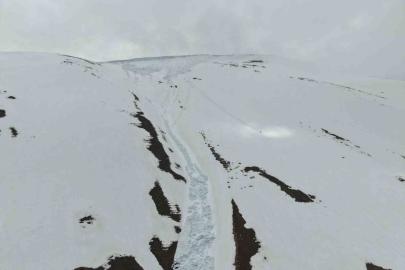 Kandilli Sıra Dağları’ndaki çığın izleri havadan görüntülendi