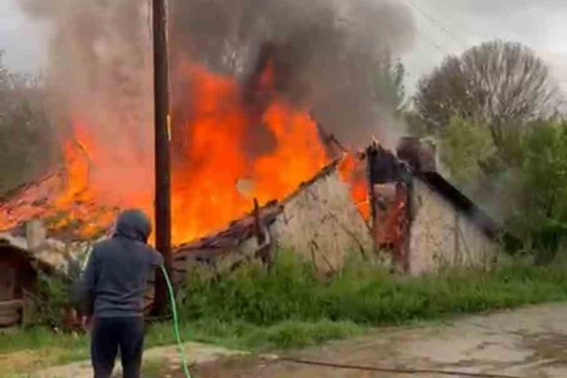 Karabük’te tek katlı ev çıkan yangında küle döndü