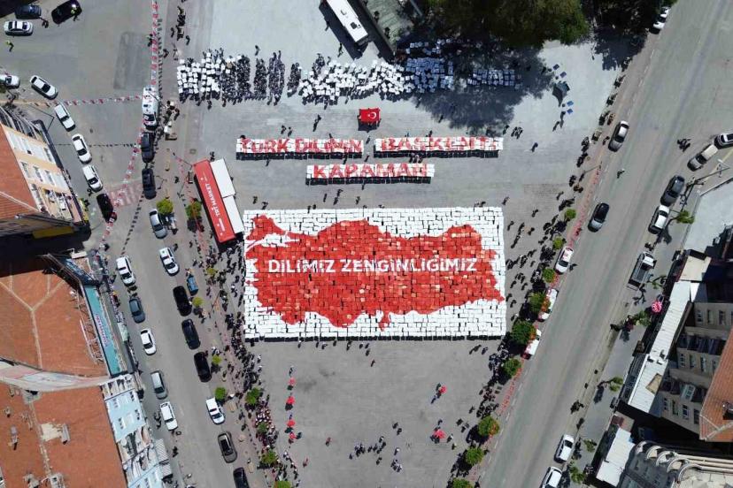 Karaman’da öğrencilerden "Yürüyen Sözlük" gösterisi