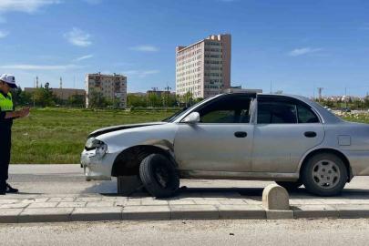 Karaman’da otomobil refüje çıktı: 1 yaralı
