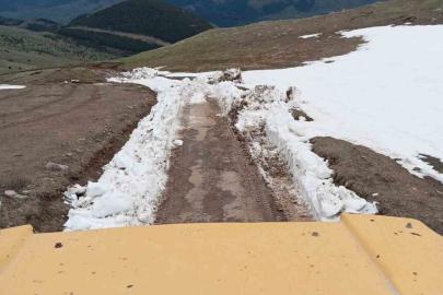Karla kaplanan yayla yolunu belediye ekipleri açtı