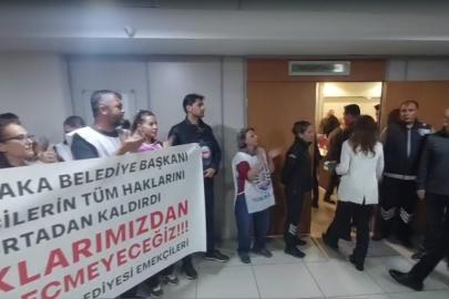 Karşıyaka’da memurlardan meclis girişi Başkan Ünsal’a alkışlı protesto