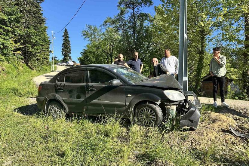 Kastamonu’da otomobil direğe çarptı: 3 yaralı