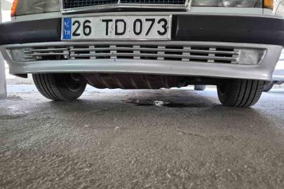 Katlı otoparkta yakıt sızdıran otomobil paniğe sebep oldu