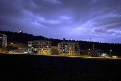 Kayseri’de şimşekler geceyi aydınlattı