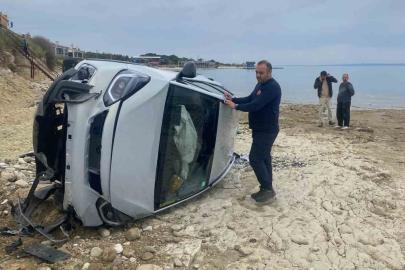 Keşan’da kontrolden çıkan otomobil şarampolden kumsala düştü