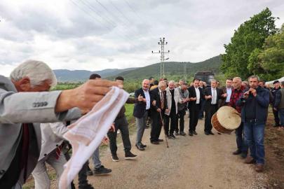 Kıbrıs Gazisi istedi, köy meydanında vali ve belediye başkanı halay çekti