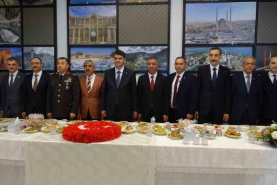 Kilis’te bayramlaşma töreni Millet Bahçesi’nde gerçekleştirildi