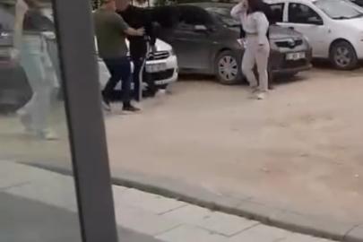 Kızların kavgasını ayıran vatandaşlara bıçakla saldırdı