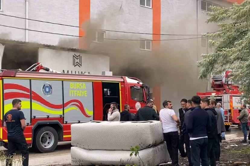 Koltuk fabrikasında korkutan yangın: 2 kişi dumandan etkilendi