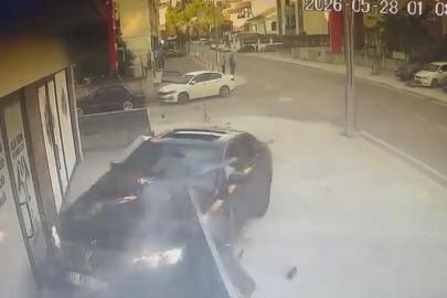 Kontrolden çıkan otomobil, danışmanlık merkezine daldı: O anlar kamerada