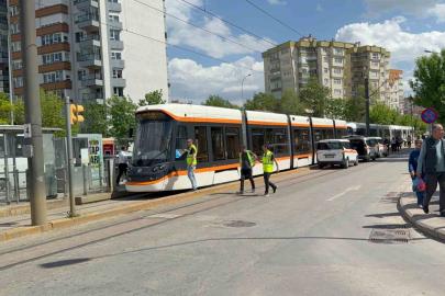 Kopan yüksek gerilim teli insanların içine düştü, tramvay seferleri aksadı