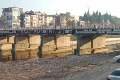 Köprüdeki dökülmüş yazı Mustafakemalpaşa’da bakımsızlığın sembolü oldu