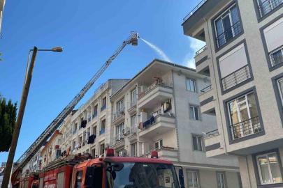 Küçükçekmece’de korkutan çatı yangını