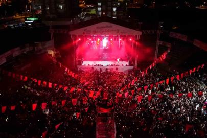 Kumluca’da festival coşkusu Poizi konseriyle devam etti