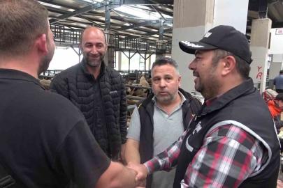 Kurban pazarında güldüren anlar...Mali Polis çetin pazarlığa dahil oldu