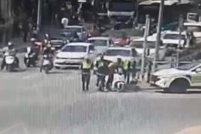 Kuryeyi polisin ‘heimlich’ manevrası kurtardı