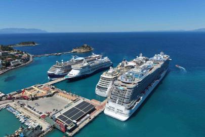 Kuşadası’na 4 kruvaziyer ile 9 bin turist geldi