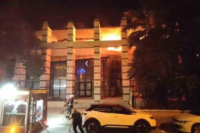 Kuşadası’nda eski PTT binasında yangın