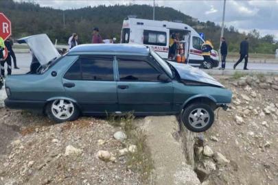 Kütahya Emet’te kavşakta iki araç çarpıştı: 3 yaralı