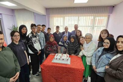 Kütahya’da lise öğrencilerinden anlamlı huzurevi ziyareti