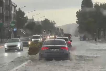 Lüleburgaz’da sağanak yağış hayatı felç etti: Cadde ve sokaklar göle döndü