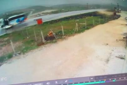 Malatya’da 3 kişinin hayatını kaybettiği otobüs kazası kamerada