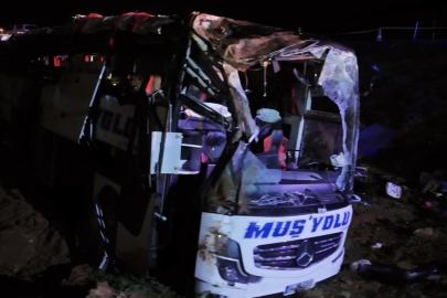 Malatya’da otobüs kazası sonrası yolcuların özel eşyaları toplandı