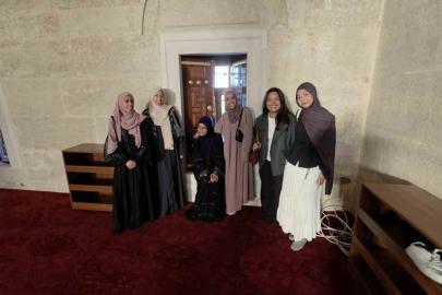 Memleketlerinden kilometrelerce uzakta Selimiye Camii’nde bayramlaşma coşkusu