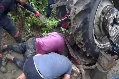 Mersin’de devrilen traktörün sürücüsü 1 saatlik çalışmayla kurtarıldı
