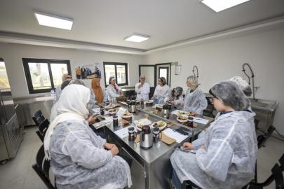 Mersin’de kadın üreticilere bitki çayı eğitimi