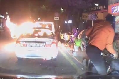 Mersin’de motor kısmından alev alan otomobil paniğe neden oldu