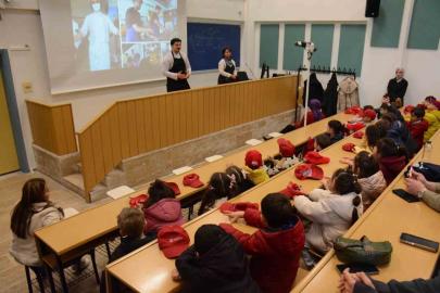 Minik eller mutfakta ilk deneyimini yaşadı