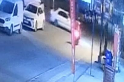 Motosiklet ile otomobilin çarpışması kameraya yansıdı