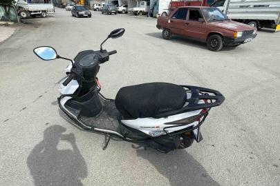 Motosiklet sürücüsünün yaralandığı kaza kameraya yansıdı