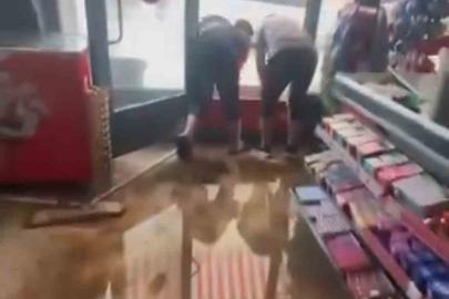 Muş’ta sağanak ve dolu yağışı: İş yerlerini su bastı