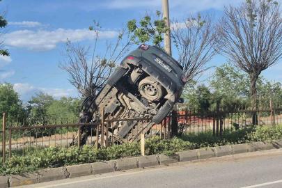 Muş’ta takla atan araç refüjdeki demirlere saplandı: 1 yaralı