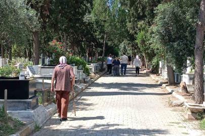 Nazilli’de arefe günü mezarlıklara ziyaretçi akını