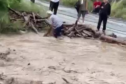 Odun uğruna canını hiçe sayarak dereye giren vatandaşın o anları kamerada