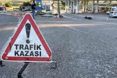 Ölüm virajında motosiklet takla attı: 1 ölü