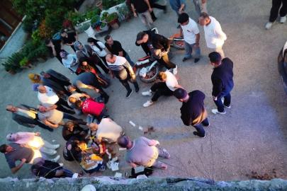 Öndeki aracı sollamak isteyen motosikletli istinat duvarından yere çakıldı: 2 yaralı