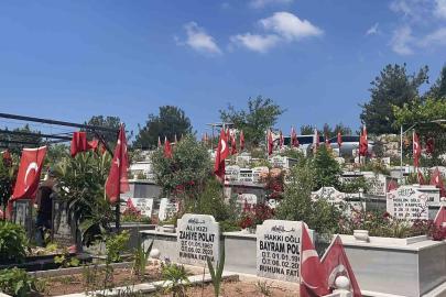 Osmaniye deprem şehitliğinde hüzünlü bayram