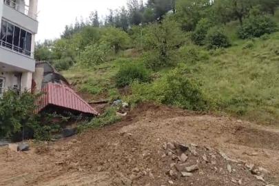 Osmaniye’de toprak kayması: Prefabrik ev devrildi, traktör göçük altında kaldı