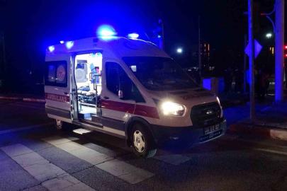 Otomobil ile çarpışan hafif ticari araç yan yattı