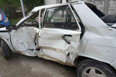 Otomobil park halindeki tıra çarptı: 2 kişi yaralandı, tır şoförü kalp krizi geçirdi
